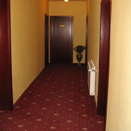 мария ревас Хотел