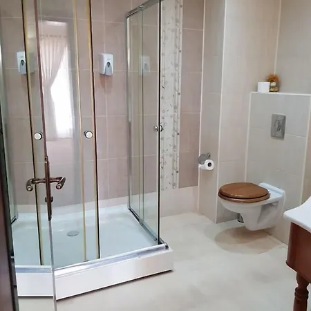 мария ревас Хотел